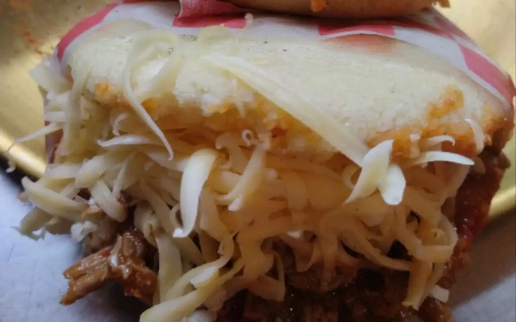 Arepa Pelua (carne y queso)